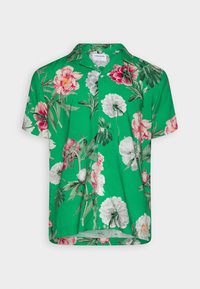 Polo shirt verde a maniche corte con grandi stampe di fiori rosa e bianchi, colletto a punta e patta con bottoni. Tessuto con texture liscia.