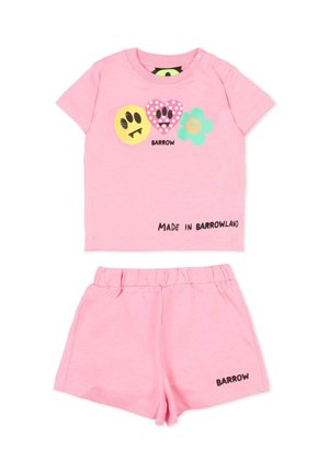 Różowy zestaw dla malucha: koszulka z krótkim rękawem i szorty z elastycznym pasem, ozdobione kolorowymi twarzami, kwiatem i czarnymi napisami.