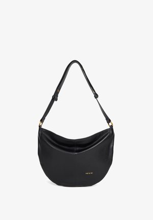 Borsa a spalla in pelle nera con design curvo, una tracolla regolabile, dettagli in metallo dorato e logo impresso sul lato.