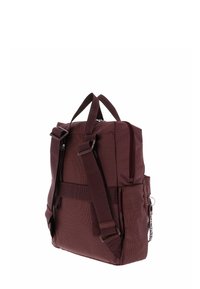 Sac à dos bordeaux en tissu texturé, avec des bretelles rembourrées, une poignée supérieure, des poches extérieures et un compartiment principal zippé.