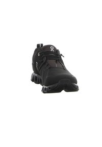 Schwarzer Laufschuh mit einem strukturierten Mesh-Obermaterial, einem sicheren Schnürsystem und einer markanten gepolsterten Sohle mit gewölbten Segmenten für Flexibilität.