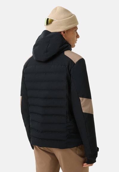 Daunenjacke mit schwarzem Oberteil und beigen Schulterakzenten, ausgestattet mit einer Kapuze, steppiger Textur und verstellbaren Bündchen.