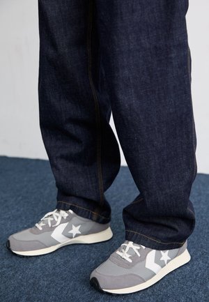 OMEGA TRAINER UNISEX - Sneakers laag - sharkskin/classic grey/vintage white