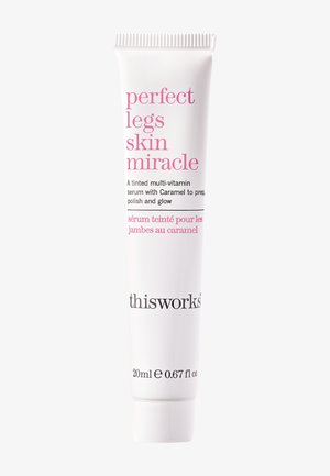 Witte plastic tube met een roze en zwarte label. De tekst luidt "perfecte benen huidwonder," 20 ml formaat, met de nadruk op een getinte multi-vitamine serum.