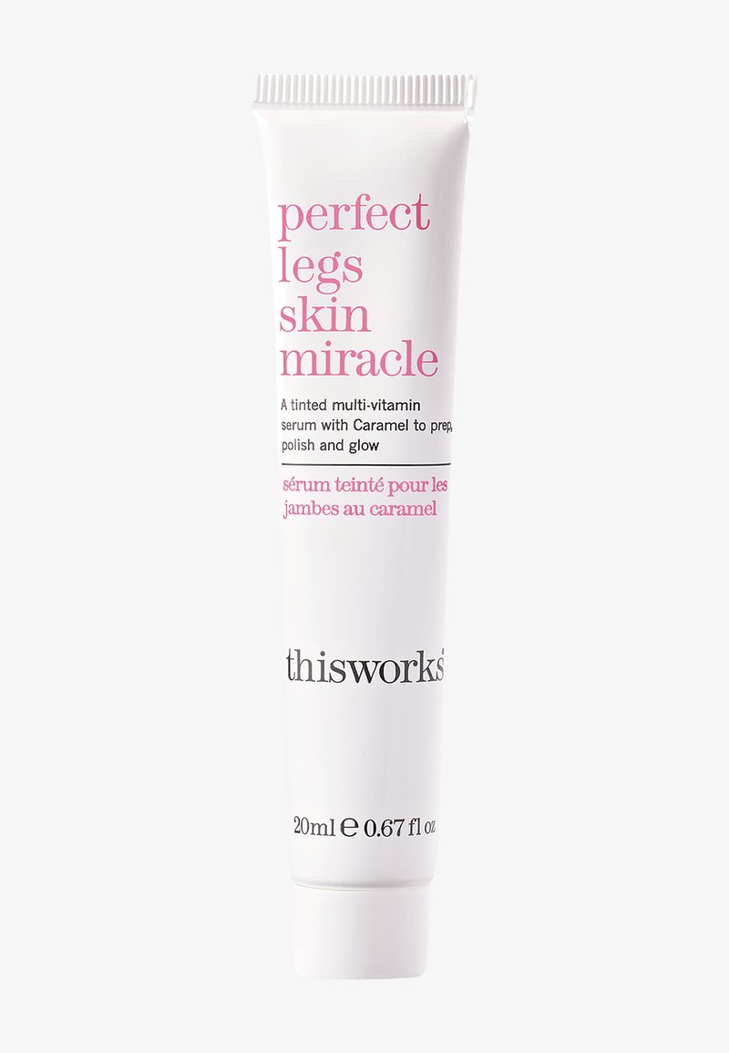 Tubo di plastica bianca con un'etichetta rosa e nera. Il testo dice "miracolo per la pelle delle gambe perfette", formato da 20 ml, evidenziando un siero multivitaminico colorato.