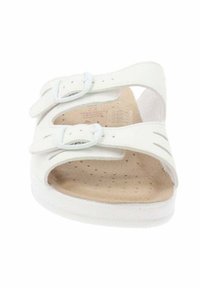 Sandalia de cuero blanca con dos correas ajustables, plantilla perforada y una suela de goma blanca sólida. Diseño minimalista con un acabado suave.