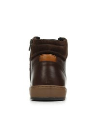 Bruine leren enkelboot met een bovenwerk van suède, een tan accent op de achterkant en een zijrits. Beschikt over een getextureerde rubberen zool.