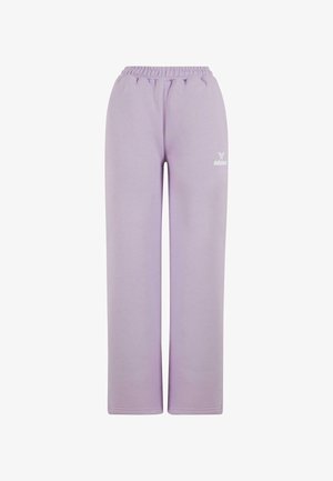 Lichtpaarse joggingbroek met een elastische tailleband en zijnaad. Bevat witte merktekst nabij de linkse heup. Zachte textuur.