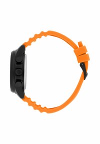 Orologio digitale con cassa rettangolare nera, cinturino in silicone testurizzato arancione e tre pulsanti sul lato sinistro. Chiusura con fibbia regolabile.