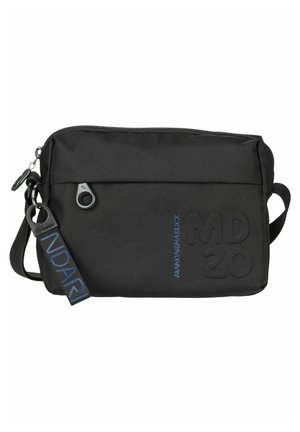 Schwarze_textile_Überraschungstasche_mit_einem_Reißverschluss,_vorn_mit_hembling_toblondibranded_Gericht_design_und_verstellbarem_Gurt._Hat_ein_kleines_Schild_mit_'INDARI'_in_blau.