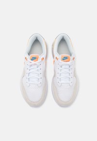 Weiße Mesh- und Wildledersneaker mit orangefarbenen und blauen Akzenten. Mit runden Schnürsenkeln, gepolstertem Zungenbereich und strukturierten Sohlen.