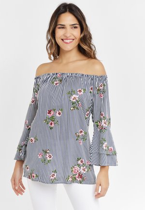 Randig off-the-shoulder-blus med blommönster i rosa och grönt, trumpetärmar och elastisk halsringning. Materialet verkar vara lätt.