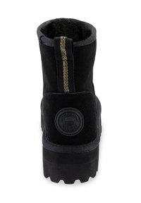 Stivale alla caviglia nero in suede con una finitura testurizzata, accentato da una cerniera gialla, e una suola arrotondata e robusta. Logo circolare sul tallone.