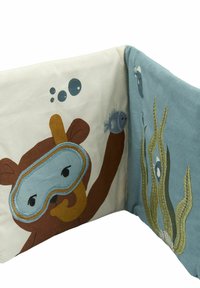 Lasten kangaskirja, jossa sarjakuvakarhu sinisellä snorkkelilasilla. Pehmeillä, monivärisillä kangassivuilla on kirjailtuja kaloja ja merilevää.