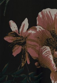 Musta kangas, jossa on suuria vaaleanpunaisia kukkia ruskeilla ja vihreillä yksityiskohdilla. Yksityiskohtainen kukkakuosi, jossa vaihtelevia tekstuureja ja sävyjä.