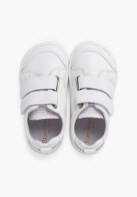 Weiße Schuhe mit einem Obermaterial aus glattem Leder und Canvas-Akzenten. Sie verfügen über zwei breite Klettverschlussriemen und eine gepolsterte Sohle für Komfort.