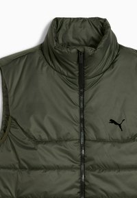 Zelena pufasta prsluk s visokim ovratnikom, prednjim patentnim zatvaračem i crnim Puma logotipom. Ima kvadratni dezen i bočne džepove.