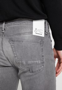 Denham Vaqueros pitillo - grey denim