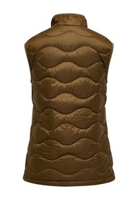 Pudret vest i brun, med højt krave og bølget quiltet mønster. Glat tekstur og ærmeløs design til lagdeling.