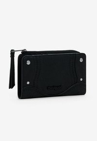 Cartera de cuero negro con detalles de costura curvada, acentos metálicos, cierre de cremallera y un tirador de cremallera con borlas. Logotipo en relieve en la parte frontal.