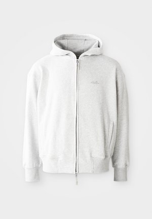 Lichtgrijze zip-up hoodie met een trekkoord in de capuchon, ribgebreide manchetten en onderkant, en een klein logo op de borst. Gemaakt van zacht katoenmixmateriaal.