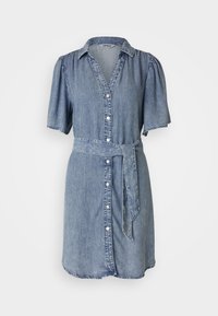 Vestido camiseiro de ganga com mangas curtas bufantes, frente com botões, cintura cingida e bainha desfiada. A cor é azul claro com uma textura suave.