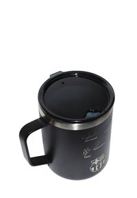 Czarny kubek podróżny z pokrywką, logo FC Barcelony i nadrukowanymi podpisami zawodników, widoczny z góry na białym tle.