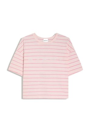 T-shirt rose à manches courtes avec de fines rayures horizontales et un texte blanc disant « Taking life easy wherever I go » sur la poitrine.