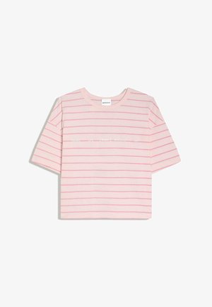 T-shirt rose à manches courtes avec de fines rayures horizontales et un texte blanc disant « Taking life easy wherever I go » sur la poitrine.