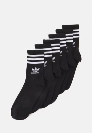 Schwarze Socken mit drei weißen Streifen und einem gestickten adidas-Logo an der Oberseite. Glatte Textur, Standard-Crew-Länge, erhältlich in einem Set.