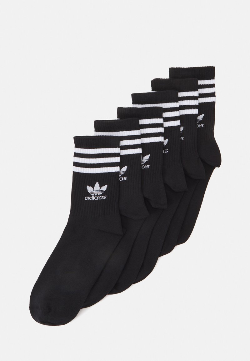 Fekete zoknik három fehér csíkkal és hímzett adidas logóval a tetején. Simogató textúra, standard középhosszúság, csomagban kapható.