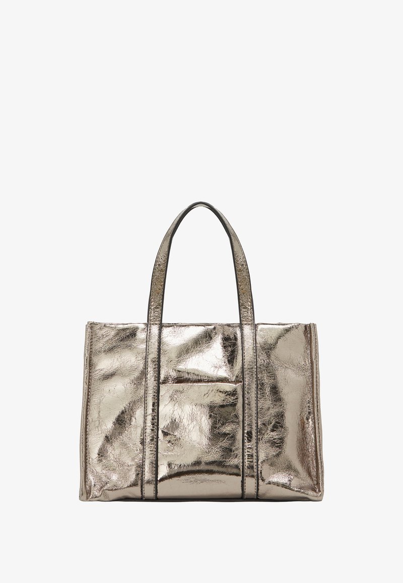 Bolso tote plateado metálico con un acabado brillante, dos asas superiores y una forma rectangular estructurada. Presenta costuras visibles y un bolsillo frontal.