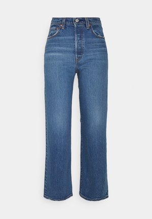 Jean en denim bleu taille haute avec poches avant, passants de ceinture, fermeture à bouton et coupe droite.
