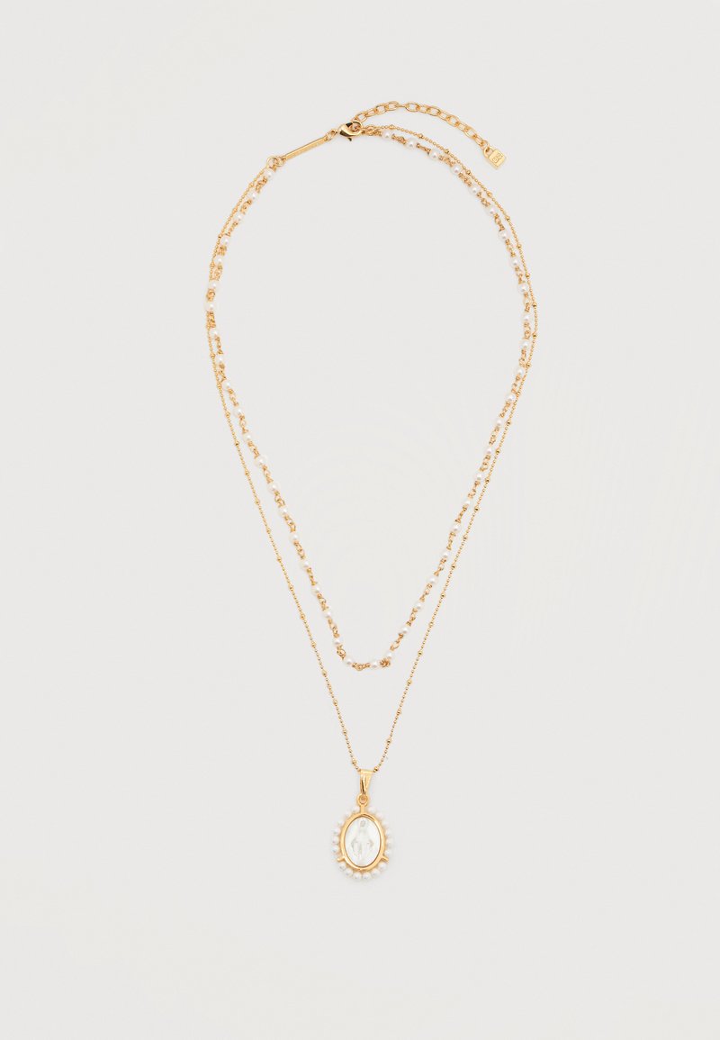 Collier chaîne en or à deux rangs avec petites perles ; la chaîne inférieure présente un pendentif ovale entouré de perles et une figure religieuse à l'intérieur.