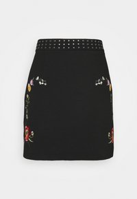 Falda negra con un diseño ajustado, que presenta bordados florales en múltiples colores y una cinturilla negra con tachuelas. Textura de tela suave.