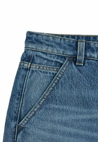 Los jeans de denim azul presentan una cintura alta, con costuras naranjas en contraste a lo largo de las costuras y los bolsillos, y una textura suave.