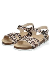 Sandalias con estampado de leopardo, múltiples correas, plantilla suave y suela de goma blanca. Incluyen una hebilla para un ajuste ajustable.
