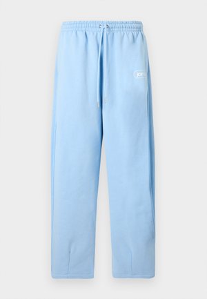 Jasnoniebieskie spodnie dresowe wykonane z miękkiego materiału, z elastycznym pasem ze ściągaczem, zwężanymi nogawkami i bocznymi kieszeniami.