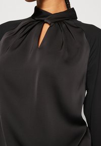 Anna Field Pusero - black