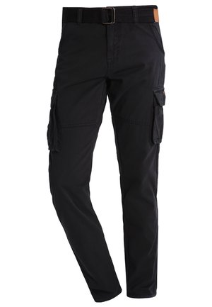 Pantalones cargo negros de tejido duradero, con múltiples bolsillos laterales, una cintura ajustada con cinturón y un corte recto.