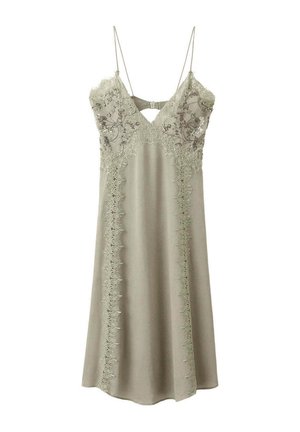 Vestido lencero de satén verde claro con detalles de encaje floral en el busto y paneles verticales de encaje, con finas tirantes ajustables.