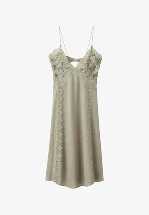 Vestido lencero de satén verde claro con detalles de encaje floral en el busto y paneles verticales de encaje, con finas tirantes ajustables.