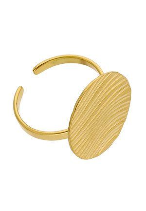 Regulowany pierścionek w złotym odcieniu z teksturowaną owalną tarczą z ukośnymi grawerowanymi liniami na białym tle.