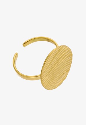 Bague ajustable en ton or avec un visage ovale texturé présentant des lignes gravées diagonales sur un fond blanc.