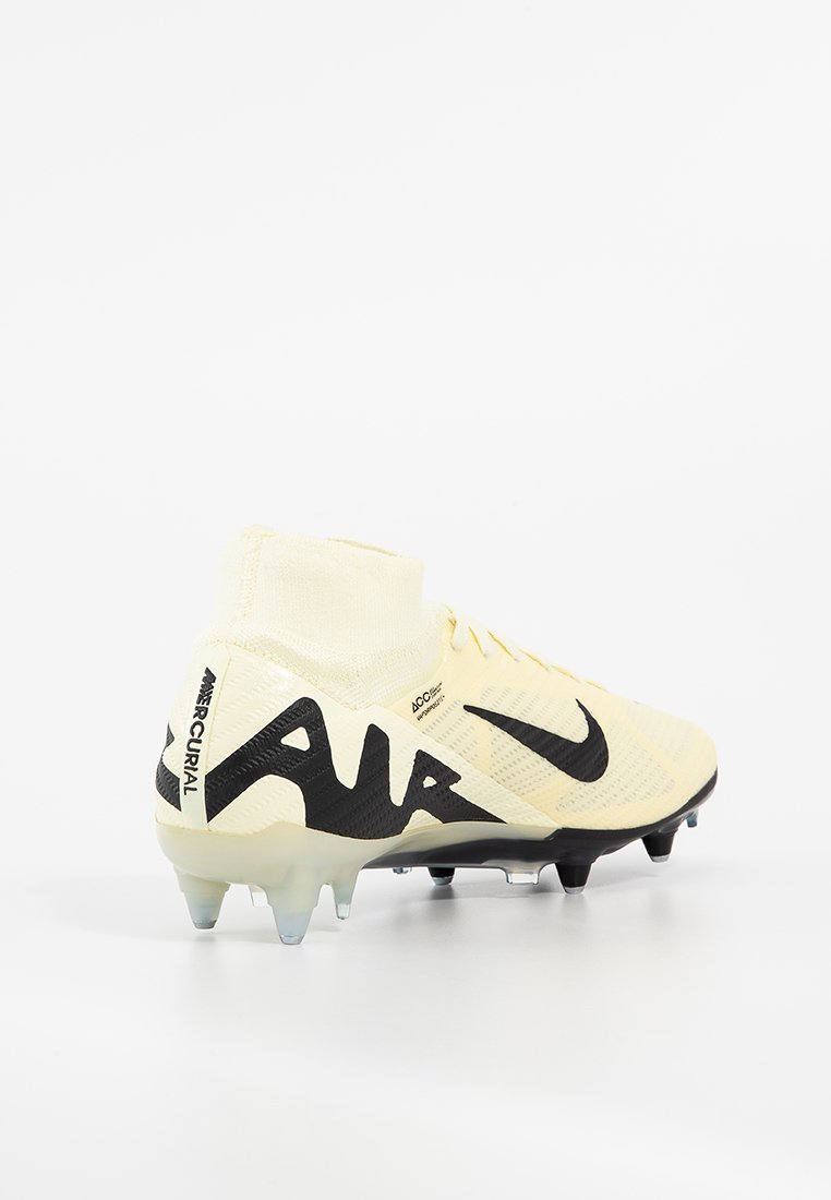 Crampon de football jaune avec des accents noirs, design à col haut, tige texturée et semelle translucide avec des crampons moulés pour une adhérence optimale.