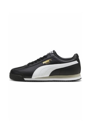 Czarny niski sneaker Puma Roma z białym paskiem z boku, czarnymi sznurowadłami i złotym logo Puma po boku. Biała i beżowa podeszwa z czarnym bieżnikiem.