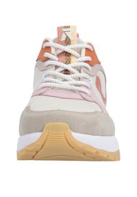 Sportsneaker mit einem Obermaterial aus Mesh in Creme und Pink, Wildlederakzenten in Beige, orangen Details und einer strukturierten Gummisohle in Karamellfarbe.