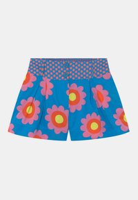 Pantaloni corti blu con grandi motivi floreali rosa e arancioni, dotati di una cintura a pois con due bottoni e un design plissettato.