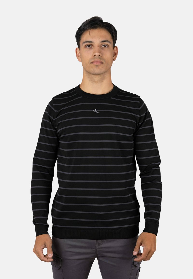 Suéter negro de manga larga con rayas horizontales gris oscuro, cuello y puños acanalados, con un pequeño logotipo bordado en el pecho.