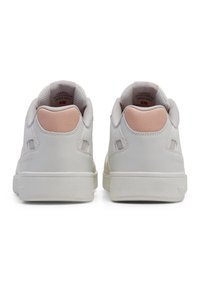 Vitaid skor i vitt med ljusrosa inslag, slätt syntetiskt material, texturerad häl och subtil märkning på sidan och bak. 